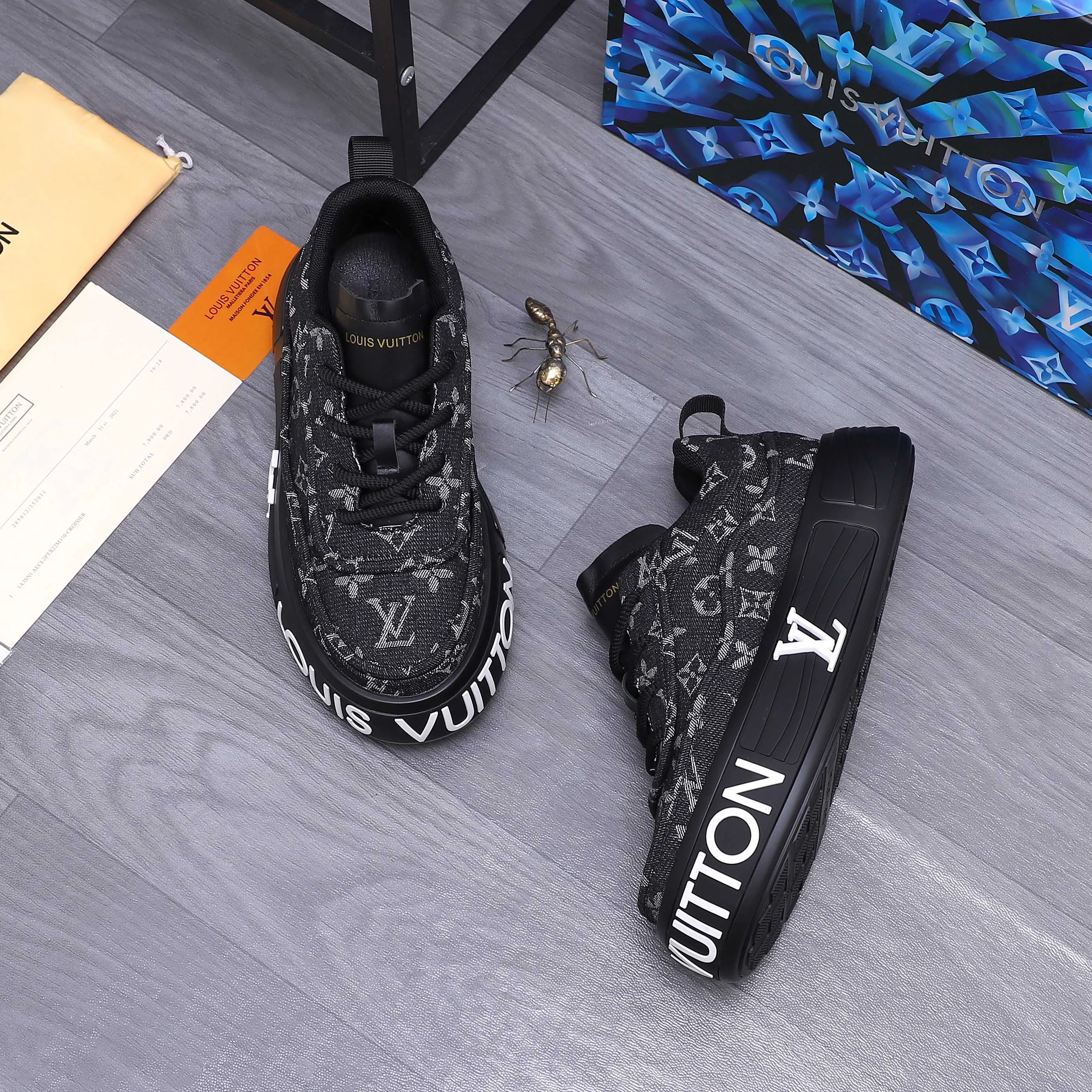 Men's shoes 💰560 Product trademark: LV [Louis Vuitton] casual shoes, regular size. Size: 38-46 (38.45.46 is custom-made and non-returnable) Product materials: Selected breathable denim woven upper, cowhide insole, mesh lining, original outsole